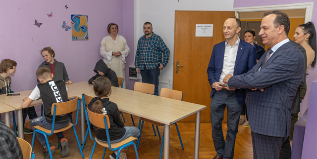 Veleposlanik Kirilić u razgovoru s učenicima                                                                                                                                                                                                              